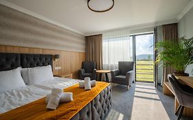 Mazurkowa - z widokiem na Karkonosze i Śnieżkę, darmowy parking, obok restauracja Mazurkowa Chata